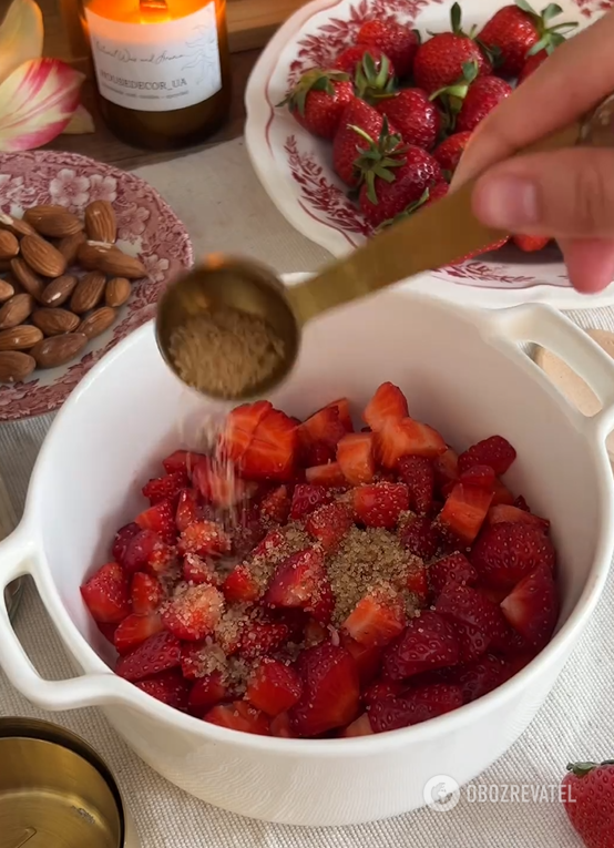 Easier than any cakes and casseroles: how to make a sweet strawberry crumble