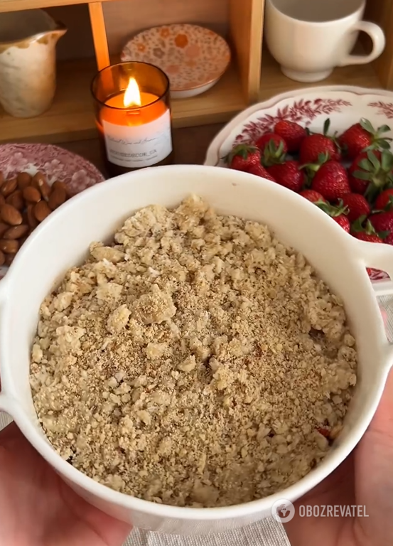 Easier than any cakes and casseroles: how to make a sweet strawberry crumble