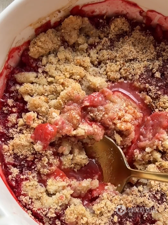 Easier than any cakes and casseroles: how to make a sweet strawberry crumble