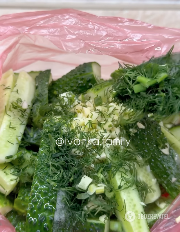 Cucumbers with salt and garlic