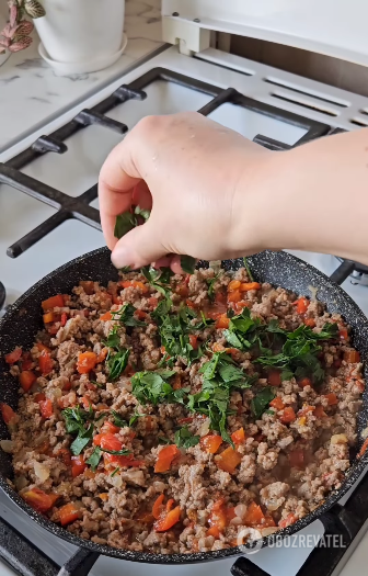 Incredible pides: cooking Turkish boats with meat and vegetables