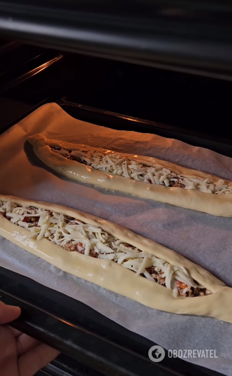 Incredible pides: cooking Turkish boats with meat and vegetables