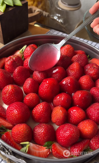 Strawberry cheesecake: making the most delicate dessert without baking