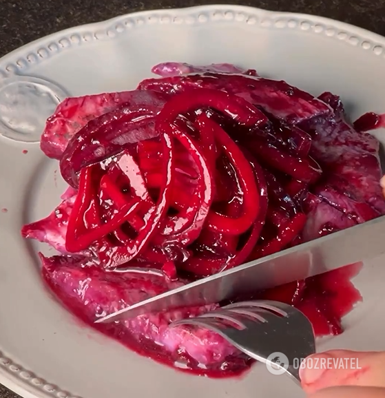 How to pickle herring in black currant: the taste will surprise you