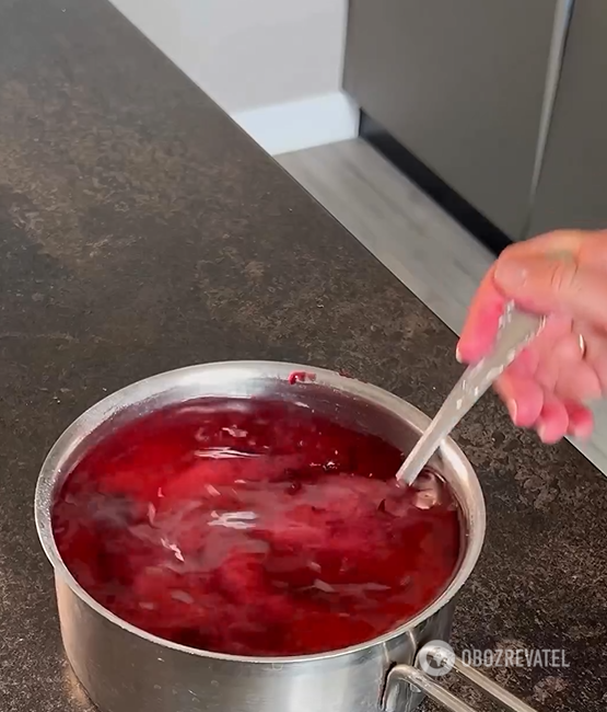 How to pickle herring in black currant: the taste will surprise you