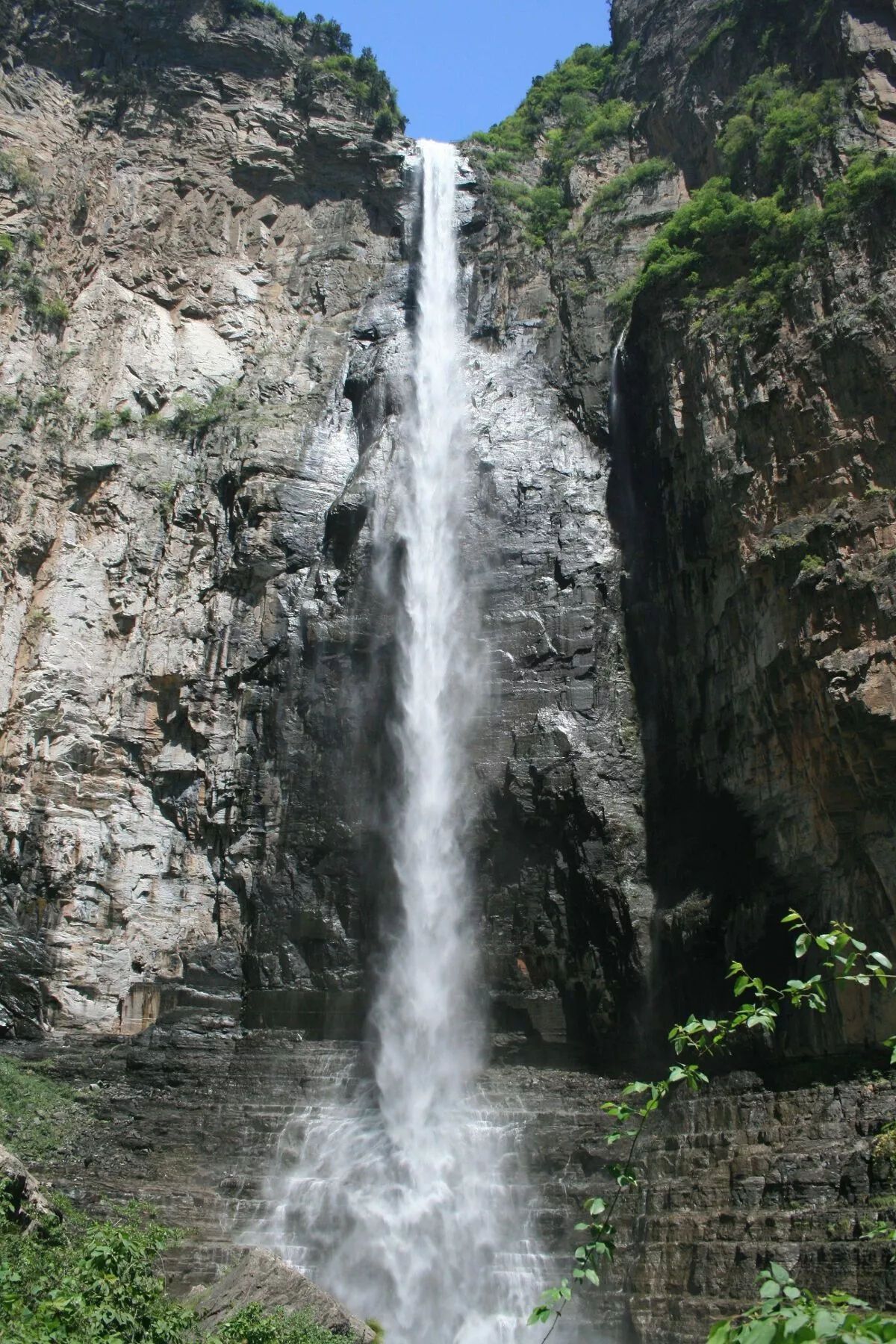 China's highest waterfall turned out to be a fake: a tourist noticed a pipe with water flowing out of it. Video