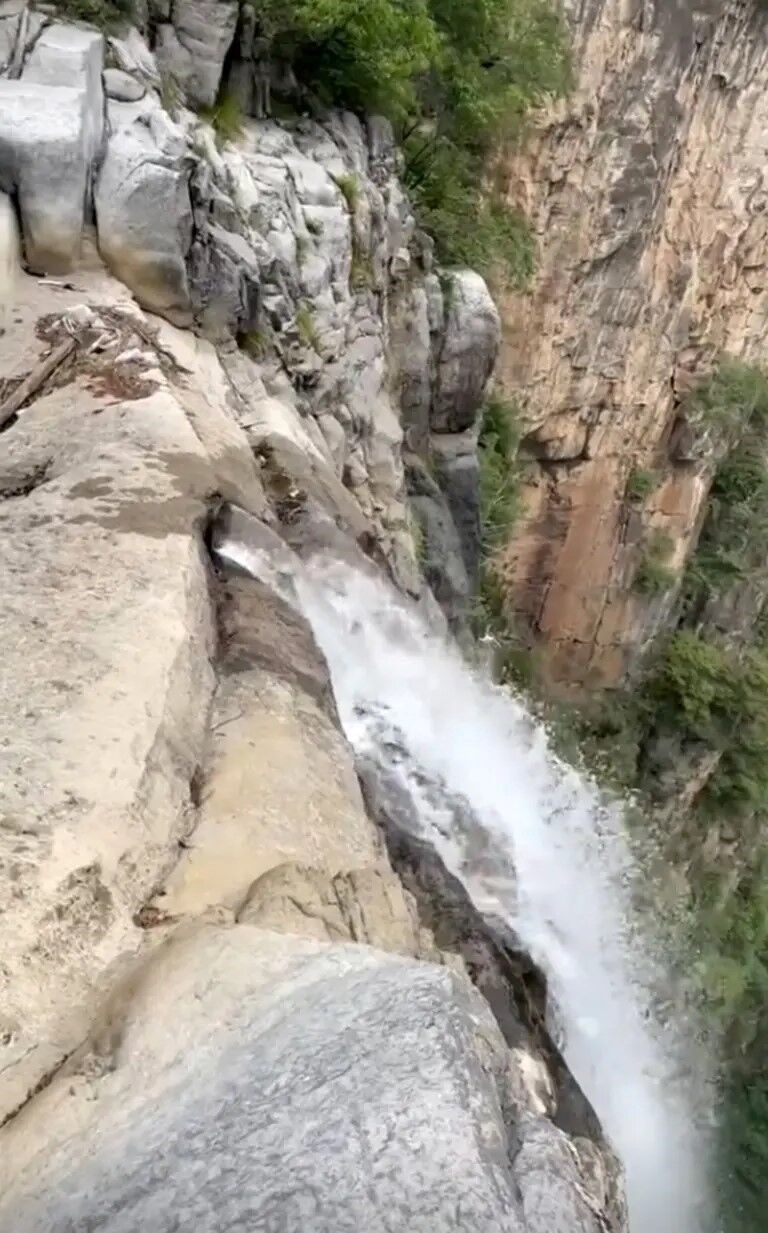 China's highest waterfall turned out to be a fake: a tourist noticed a pipe with water flowing out of it. Video