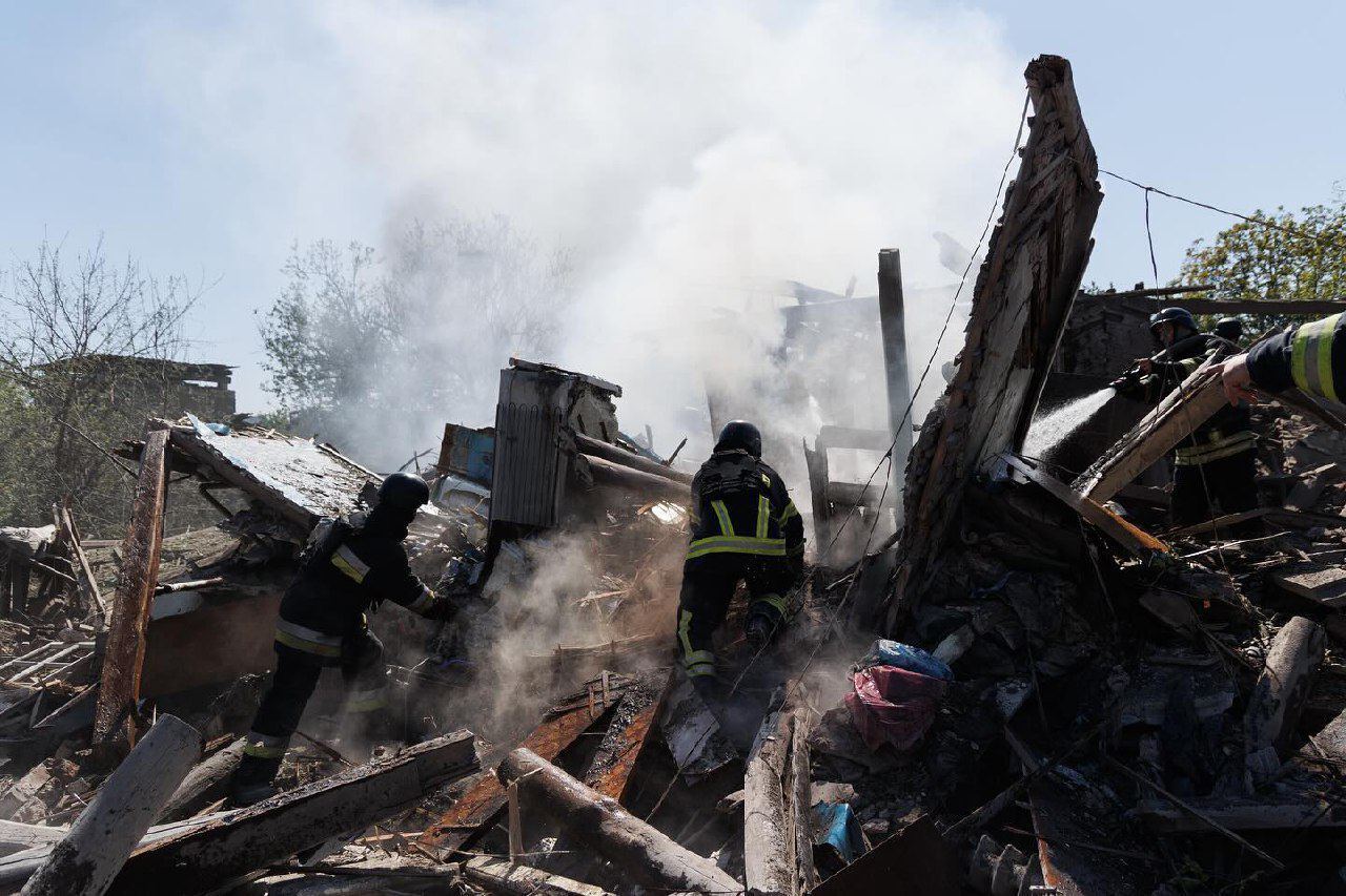 Zelenskyy thanked the rescuers who are fighting for the lives of every Ukrainian: heartbreaking photos