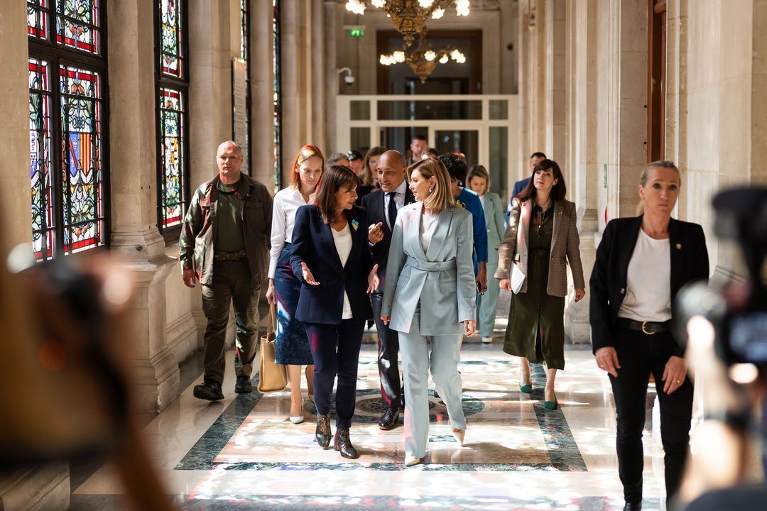 Pumps and a suit with an accent on the waist. Zelenska visits Paris City Hall in a new look