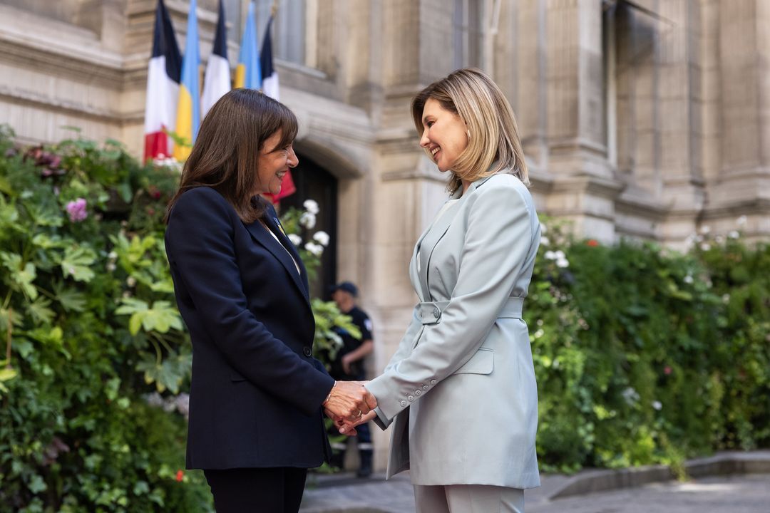Pumps and a suit with an accent on the waist. Zelenska visits Paris City Hall in a new look