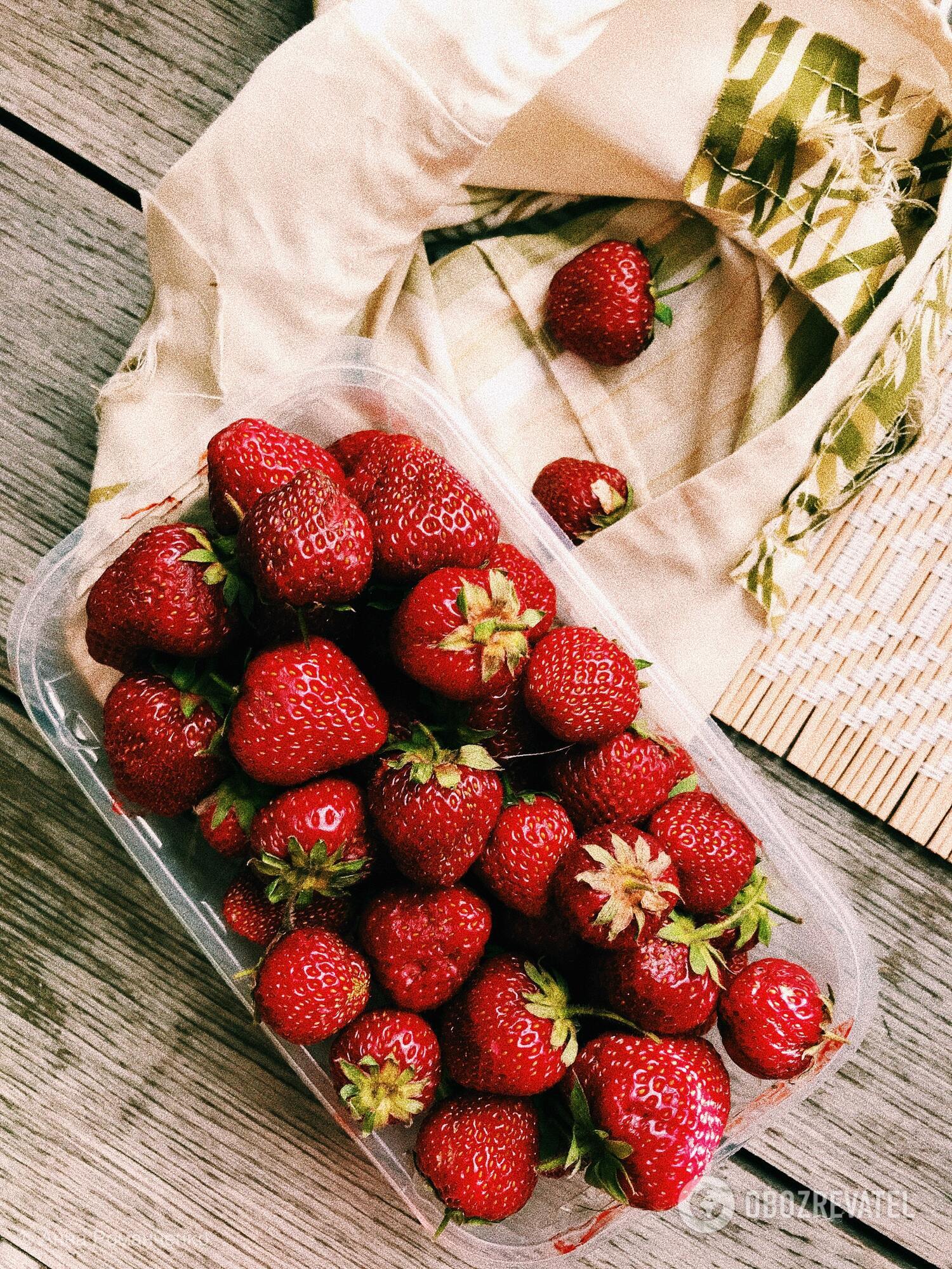 Fresh strawberries for freezing