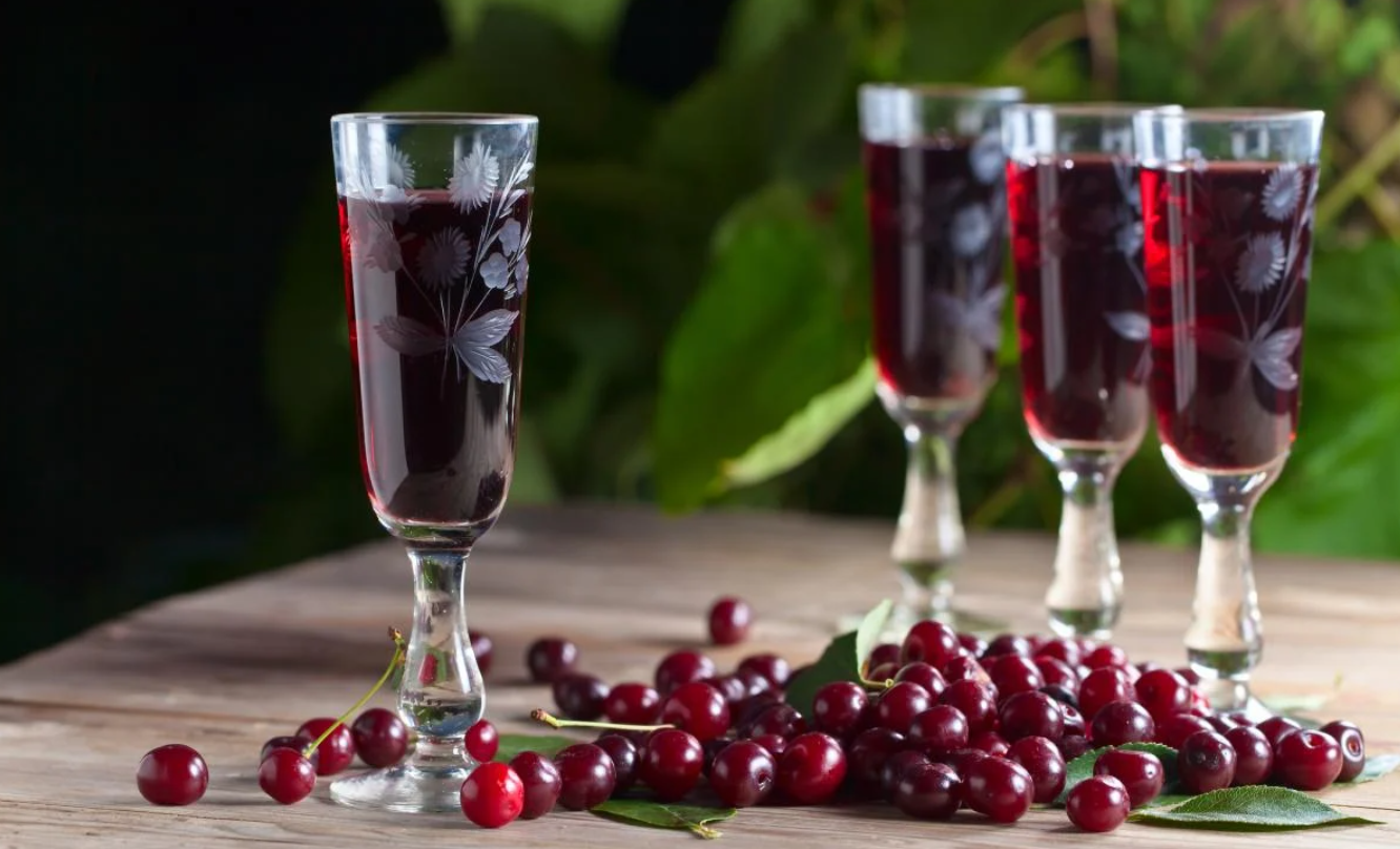 Homemade cherry liqueur without alcohol