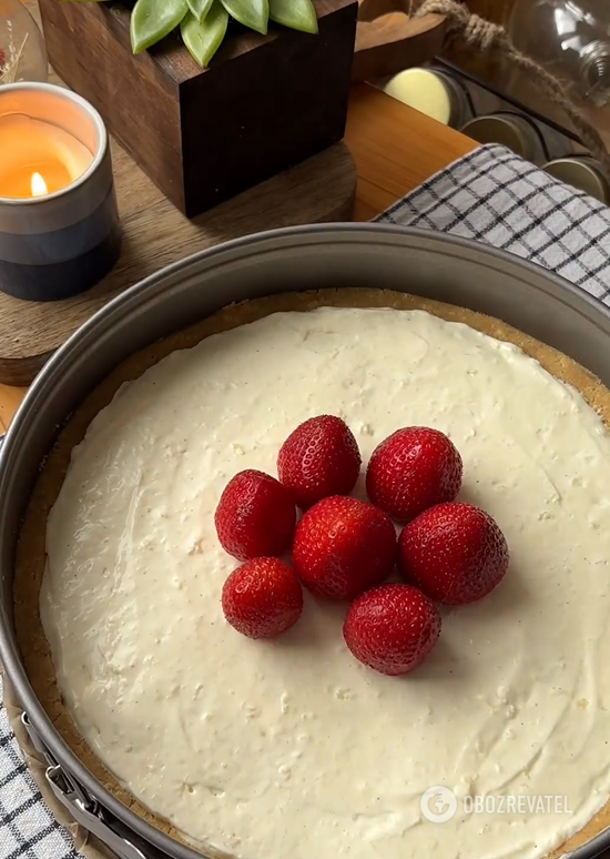 Simple strawberry cheesecake without baking: how to make a seasonal dessert