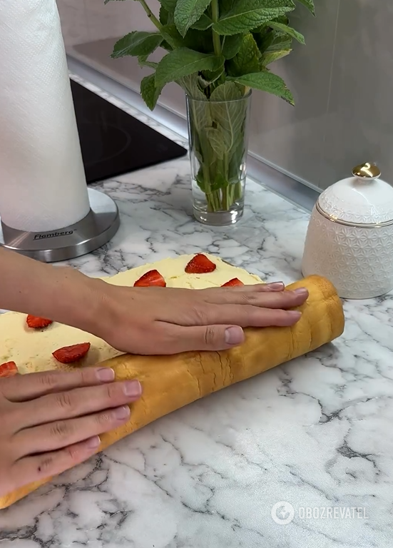 Fluffy sponge cake roll with strawberries: a perfect summer dessert instead of a variety of cakes