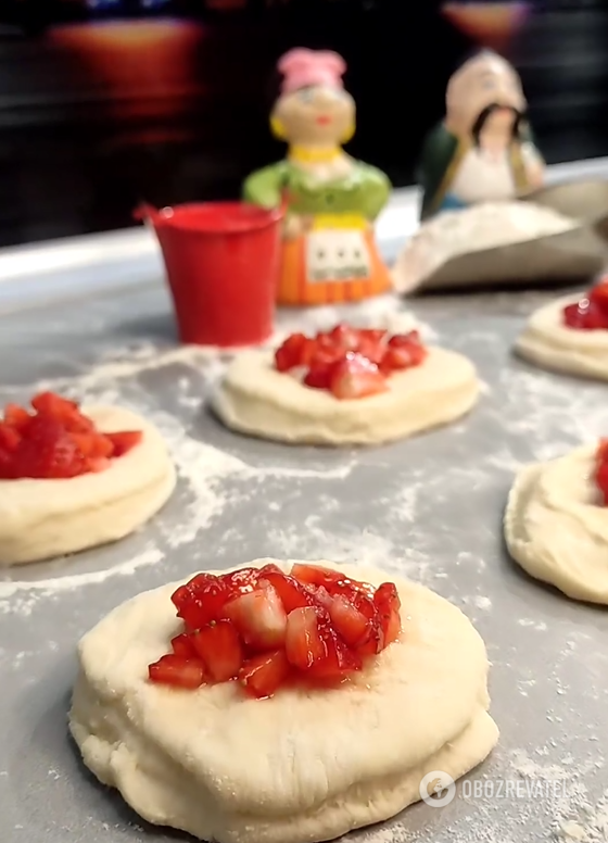 Puffy dough and tender filling: how to make real Poltava dumplings with strawberries
