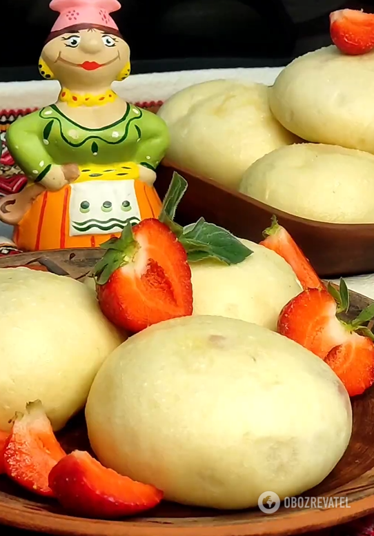 Puffy dough and tender filling: how to make real Poltava dumplings with strawberries