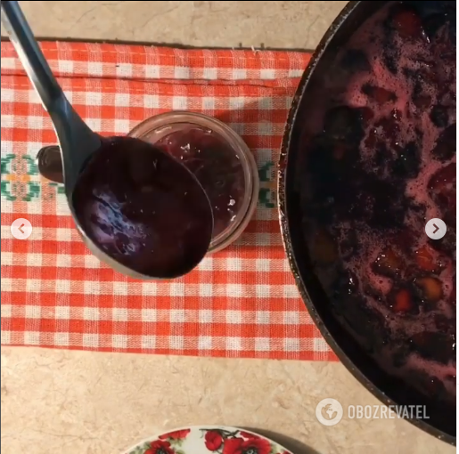 Elementary plum jam: cooked in a skillet