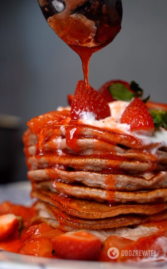 Pancakes with strawberries: how to make a delicious seasonal dish