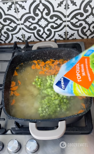 Quick sausage and pea soup: how to prepare the first dish in a few minutes