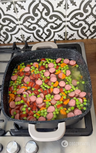 Quick sausage and pea soup: how to prepare the first dish in a few minutes