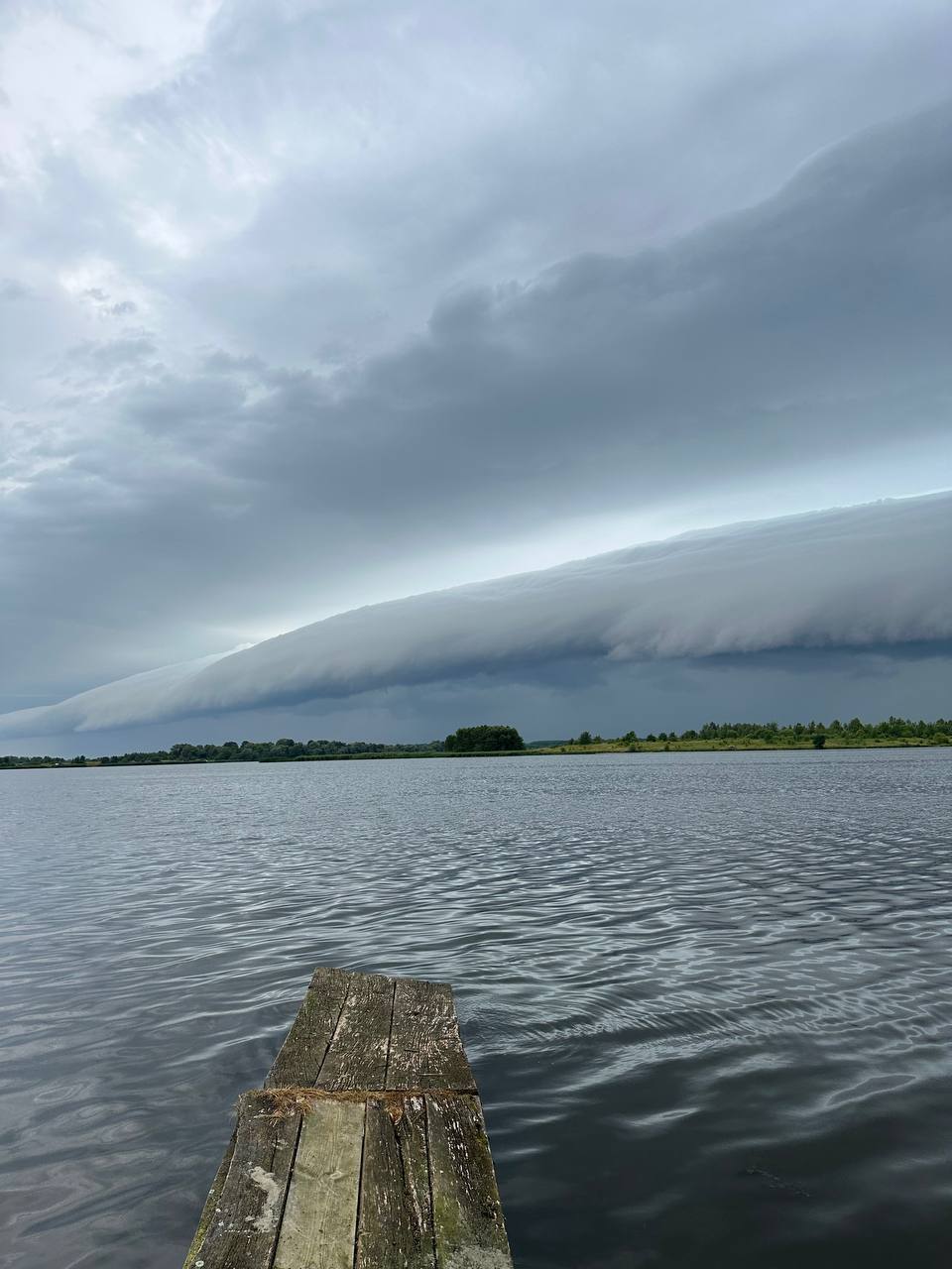 It looks like a huge shaft: a rare cloud was spotted in the Lviv region. Photo