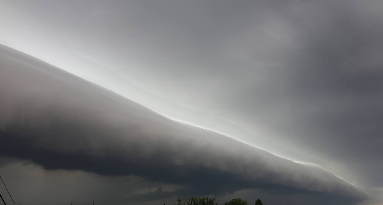 It looks like a huge shaft: a rare cloud was spotted in the Lviv region. Photo