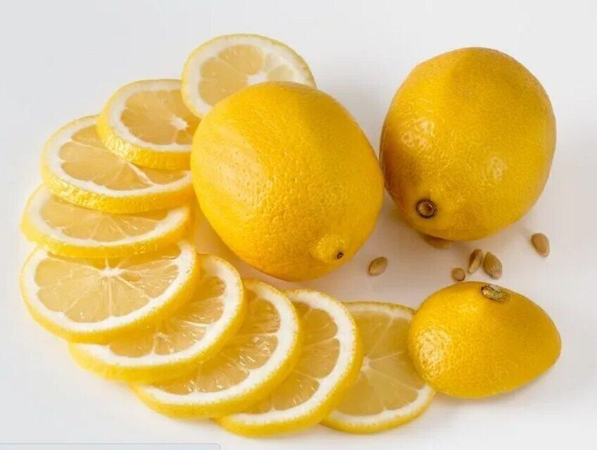 How to clean the oven with lemon