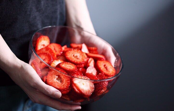 Dessert with strawberries without baking