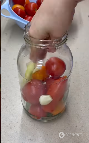Tomatoes with pepper and garlic for the winter: how to pickle the vegetable deliciously