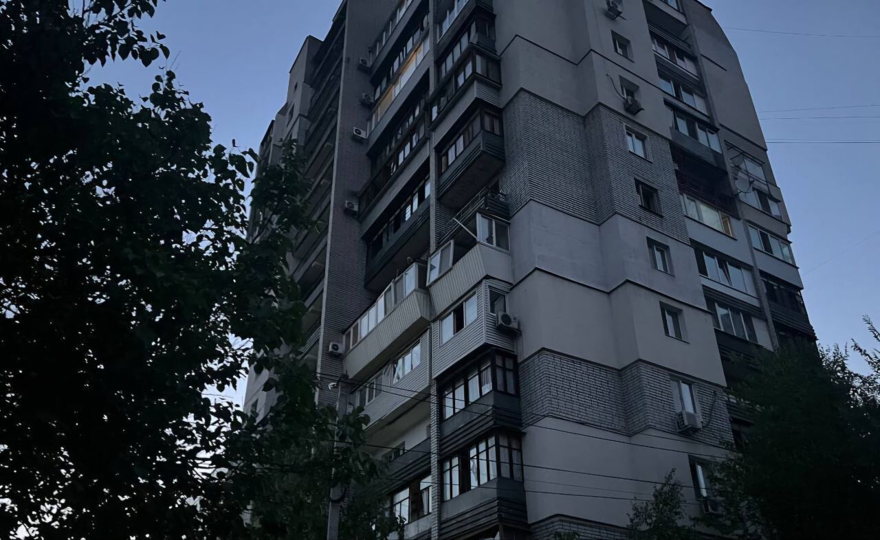 Wróg wystrzelił w nocy pociski balistyczne na Dniepr: siedem osób zostało rannych. Zdjęcia i wideo