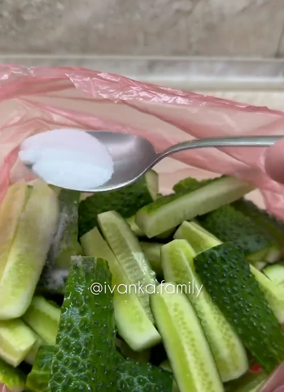 Quick lightly salted cucumbers in just 5 minutes: you need a regular bag