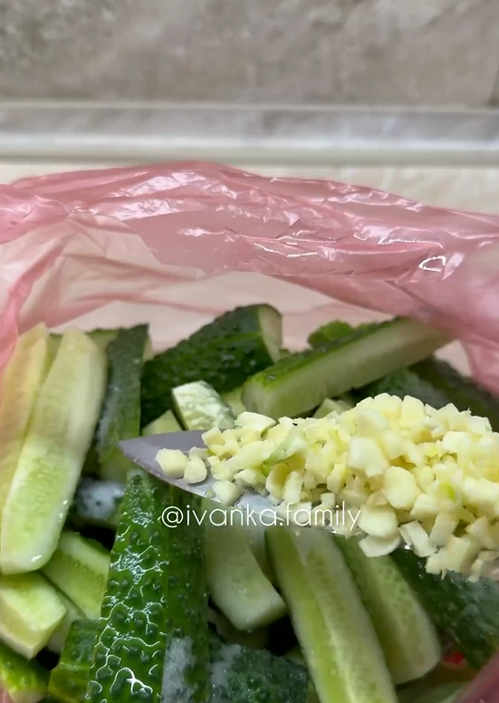 Quick lightly salted cucumbers in just 5 minutes: you need a regular bag