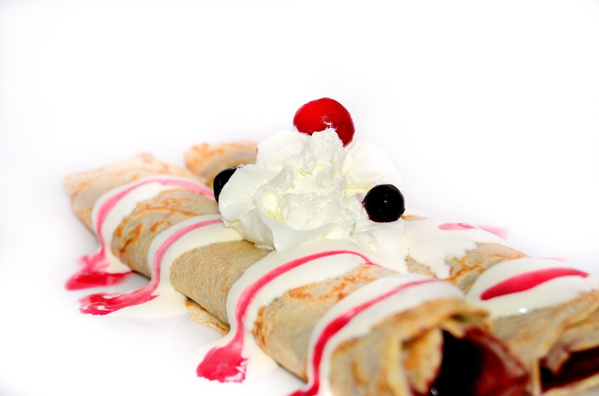 Berry pancakes with cream