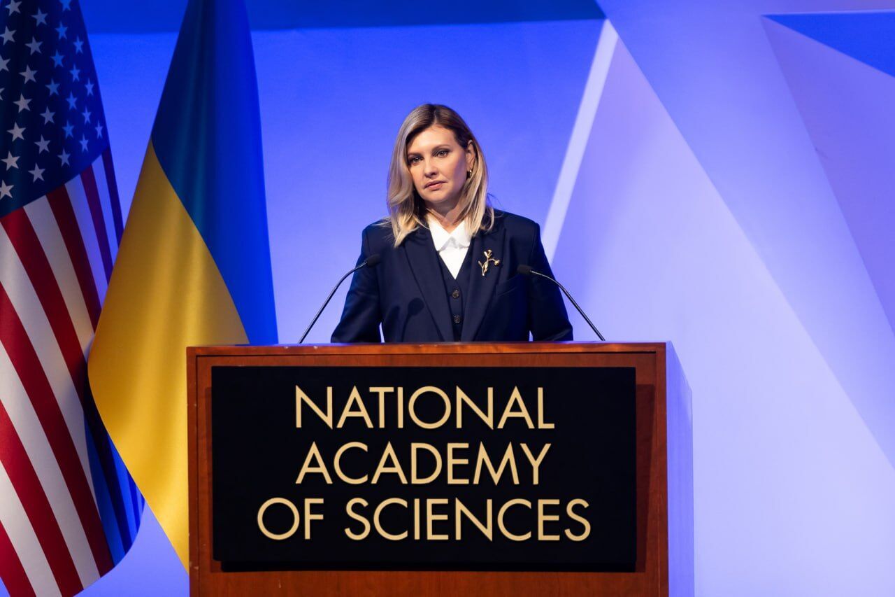 In a black and white embroidered shirt, a three-piece suit and a symbolic brooch: Zelenska showed three stylish looks in Washington. Photo