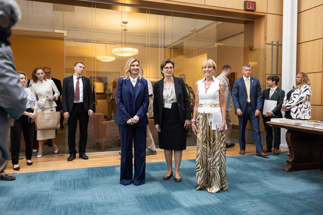 In a black and white embroidered shirt, a three-piece suit and a symbolic brooch: Zelenska showed three stylish looks in Washington. Photo