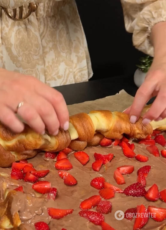 How to make a pancake in the oven: you can add seasonal berries inside