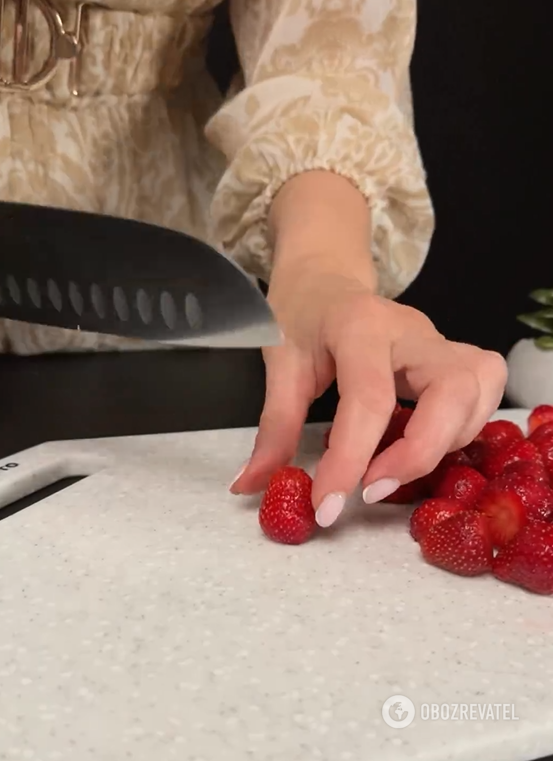 How to make a pancake in the oven: you can add seasonal berries inside