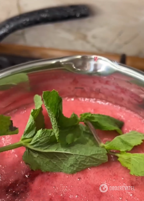 Delicious red currant and mint jam for the winter: made from just three ingredients