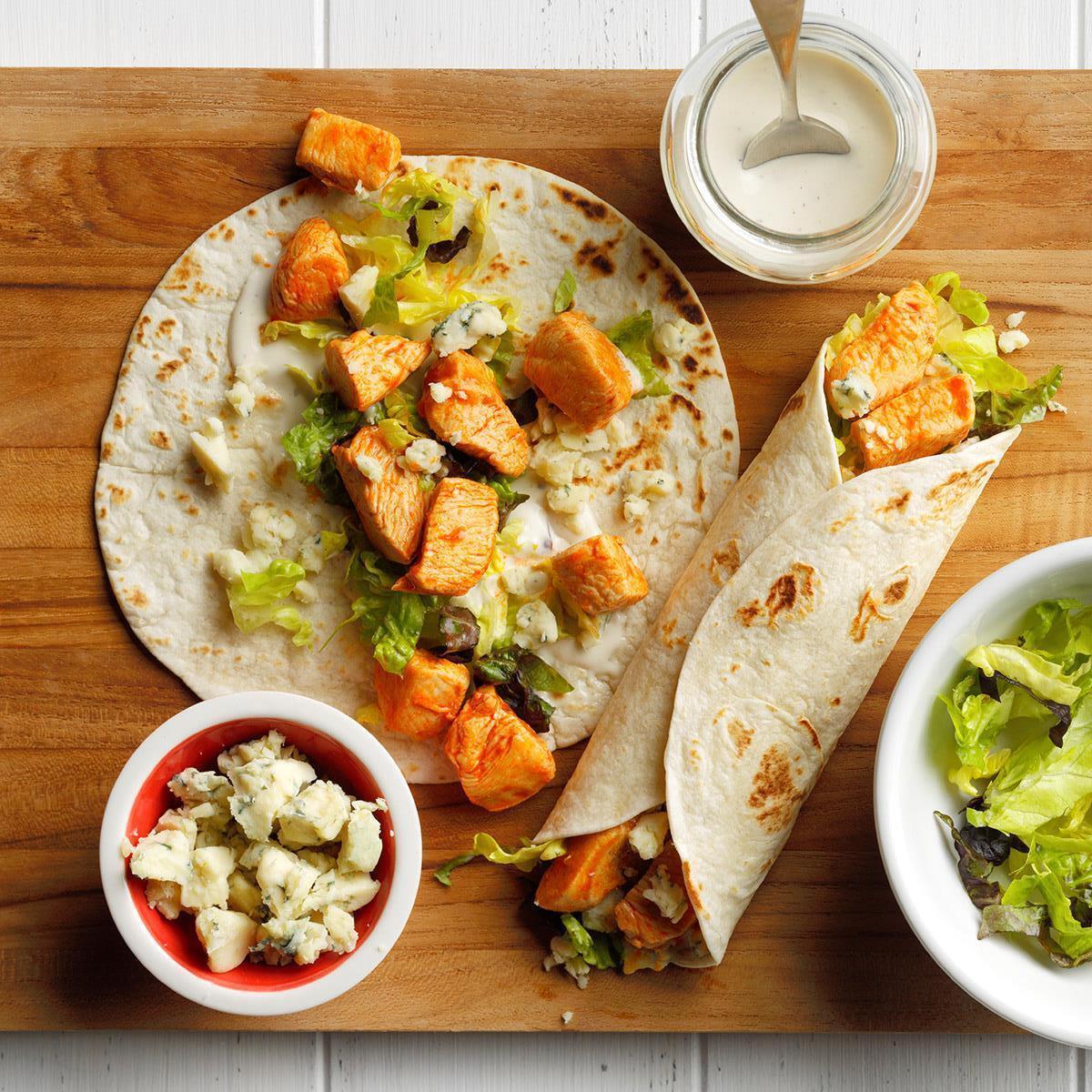 Breakfast in 10 minutes: pita bread with chicken, green salad and homemade mayonnaise