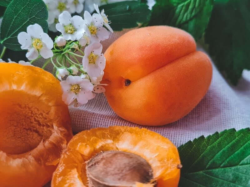 How to make apricot jam.