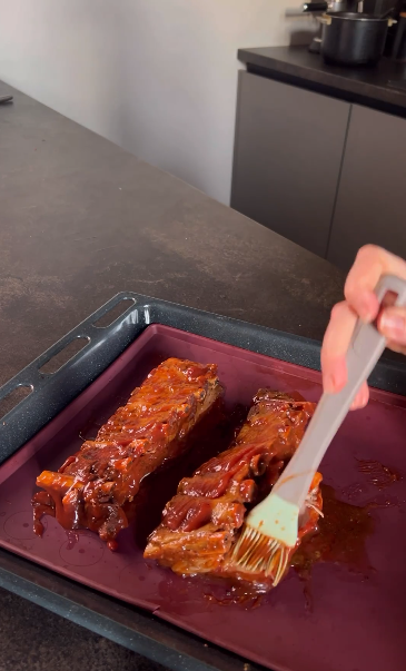 The most delicious ribs in barbecue sauce: baked in the oven