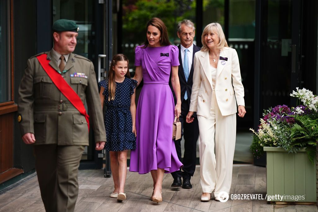 Smiling and in an elegant look: Kate Middleton appeared in public with daughter Charlotte. Photo