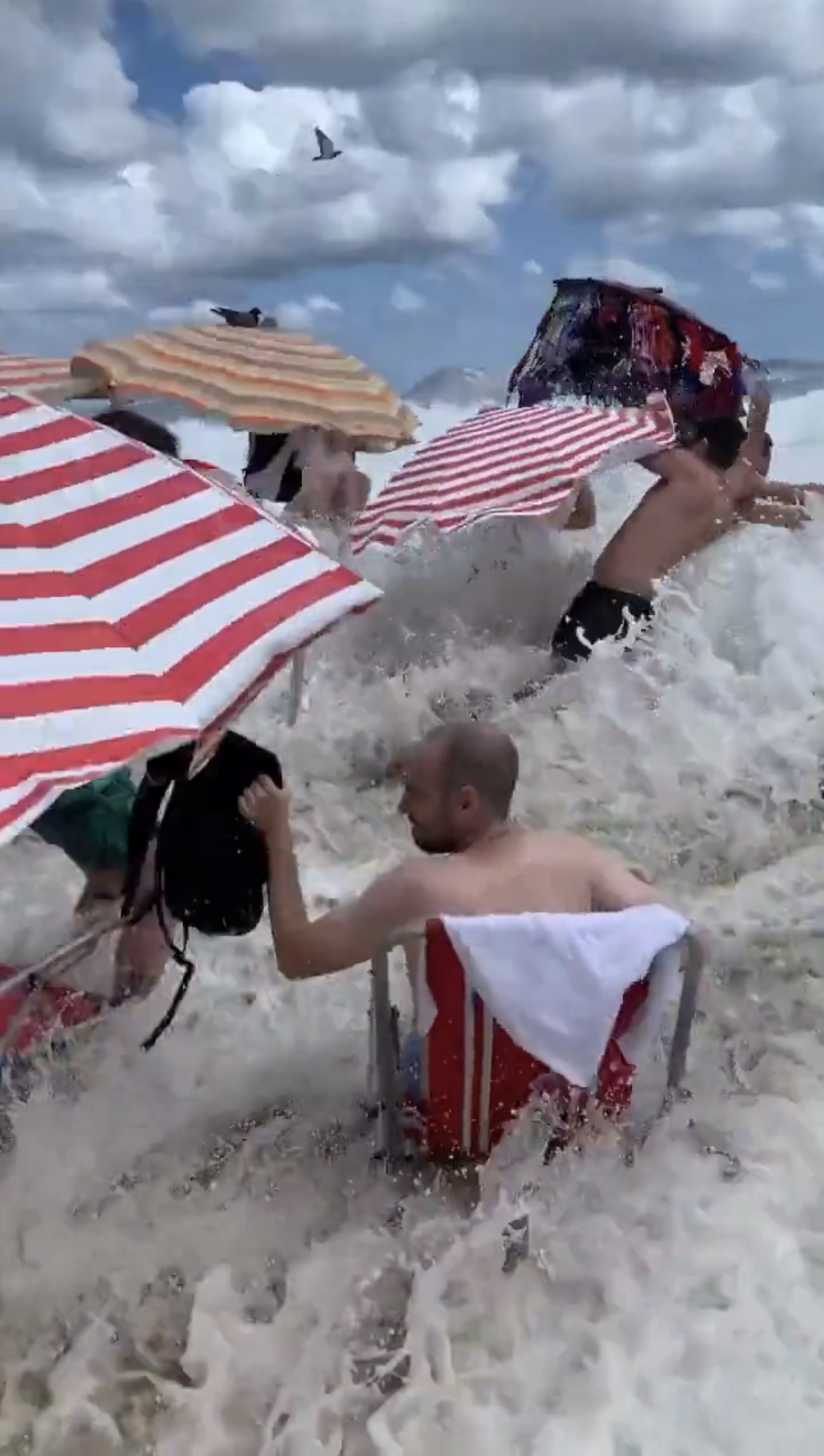 Gigantyczna fala zmyła turystów i leżaki na plaży w Brazylii. Wideo