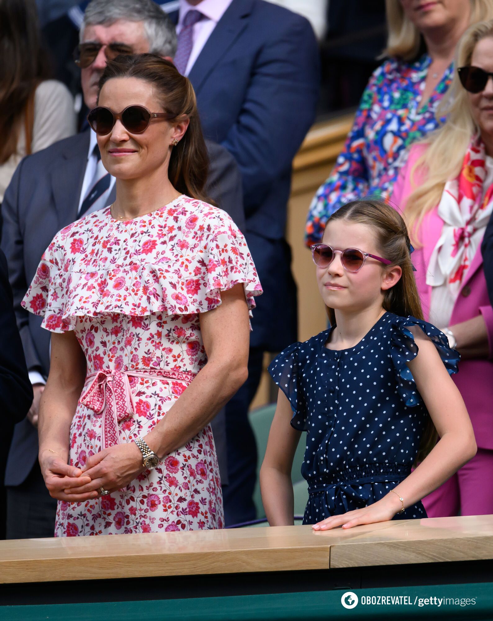 Zdjęcia córki i siostry Kate Middleton chichoczących w podobnych sukienkach na Wimbledonie zachwyciły sieć