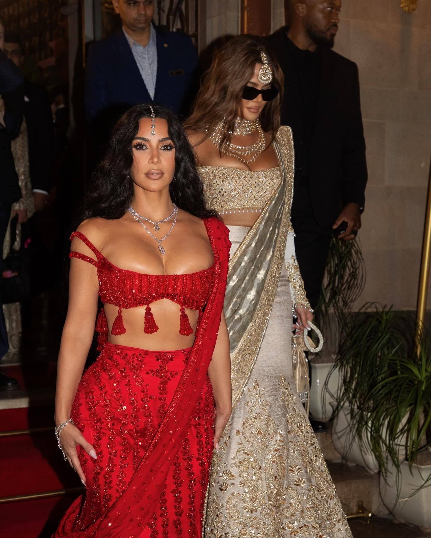 Kim Kardashian rażąco naruszyła dress code na ''weselu roku'' w Indiach i mogła urazić pannę młodą. fot.