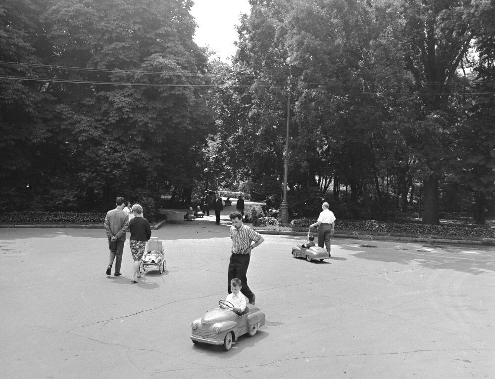 The web shows how Kyiv looked in the pictures of the Hungarian photographer in 1965. Archival photos