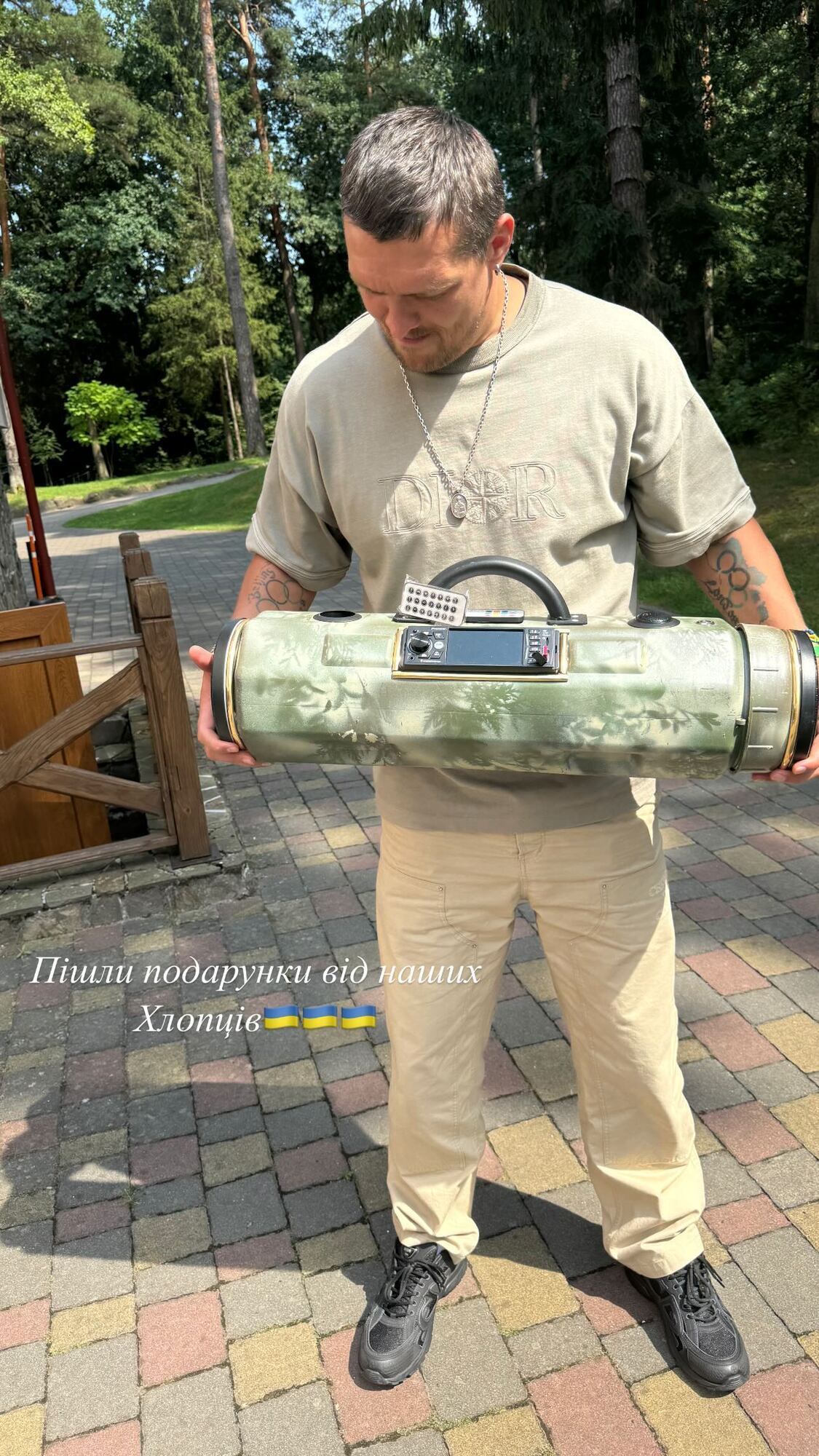 Usyk returned to Ukraine after the fight with Fury and showed what the military handed him upon arrival. Photo.