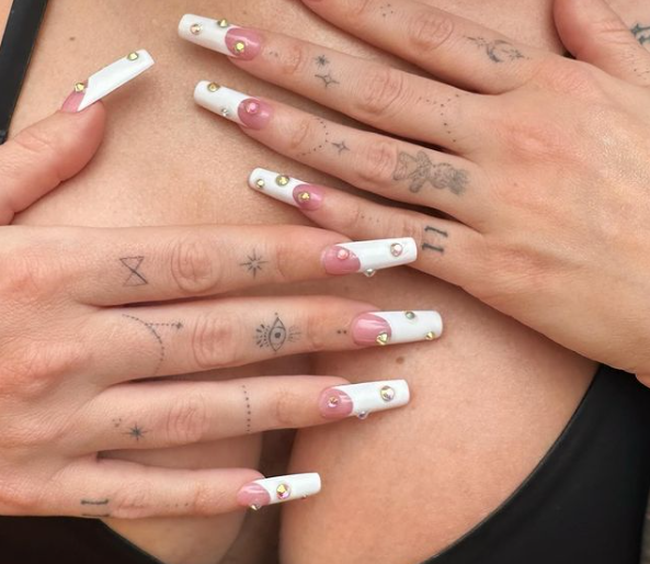 Megan Fox gives a new life to the trendy French manicure. Photo