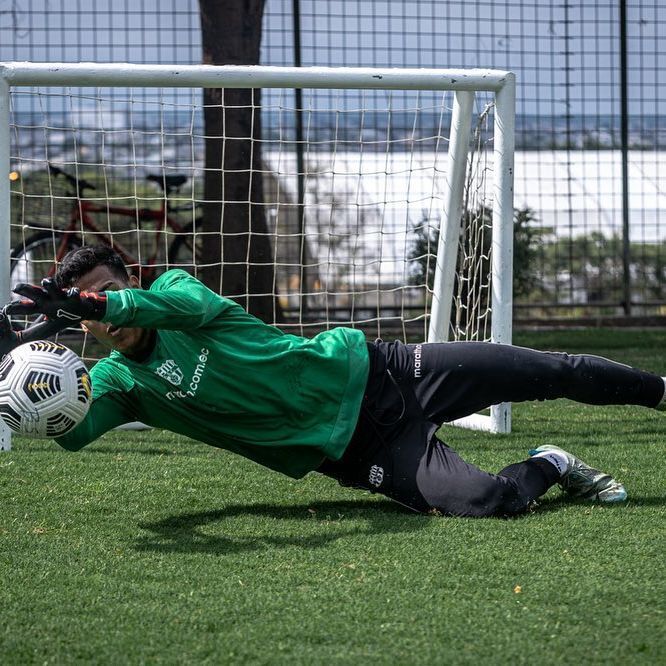 Ecuadorian goalkeeper of Barcelona dies after falling in the shower