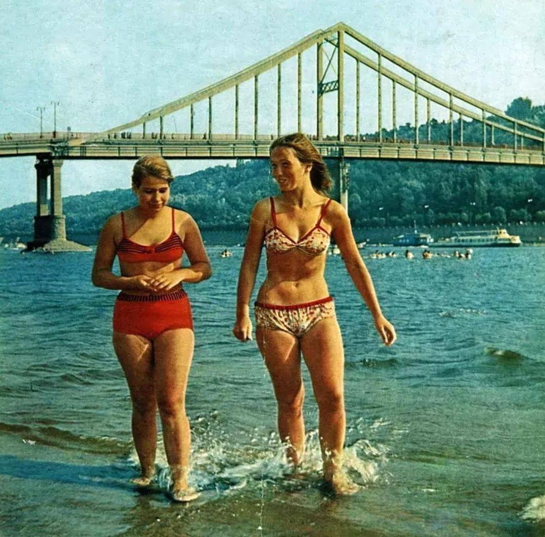 The network showed how Kyiv residents used to escape the heat on the capital's beaches in the 1980s. Archival photos